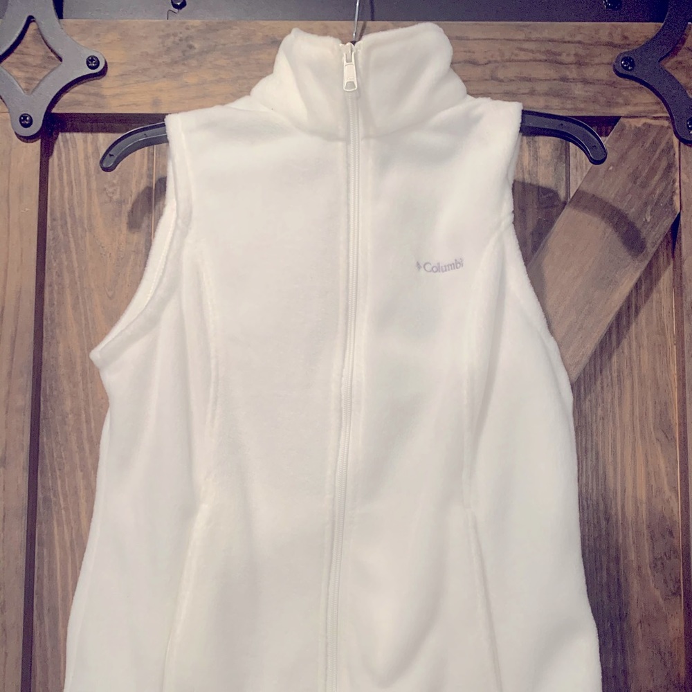 Womens Columbia white small fleece vest-never worn